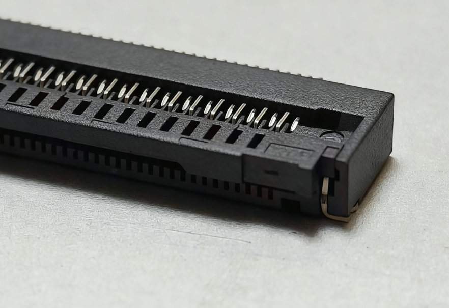 FPC0.4间距120P卧贴单接触前翻盖带卡扣 H=2.0mm(0420)